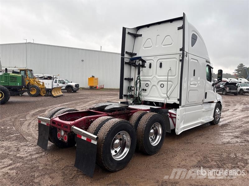 Freightliner Cascadia 126 6x4 T/A Sleeper Truck Tractor Ťahače
