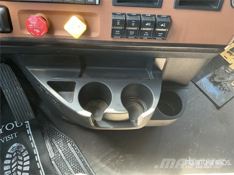 Freightliner Cascadia 126 6x4 T/A Sleeper Truck Tractor Trekkers
