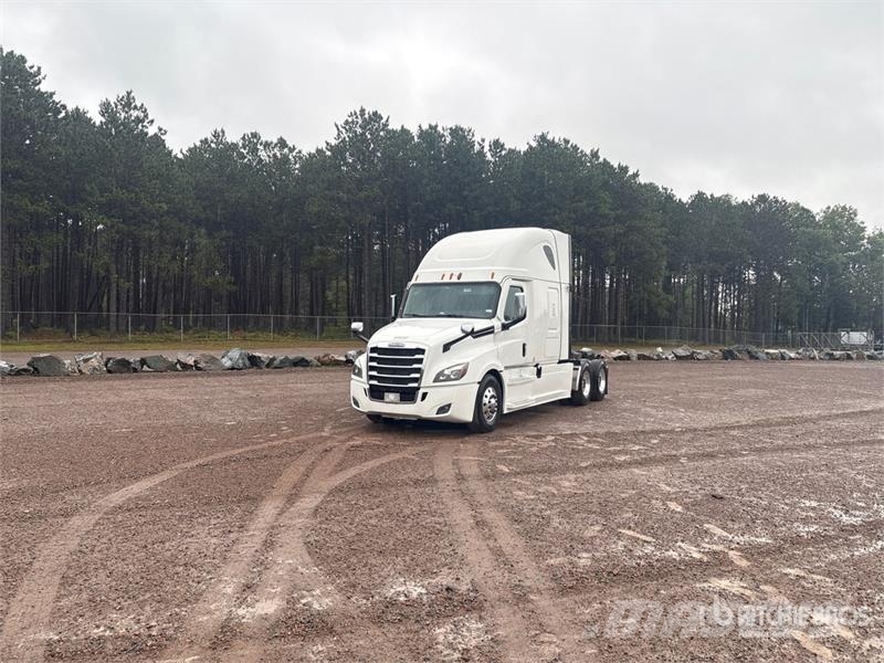 Freightliner Cascadia 126 6x4 T/A Sleeper Truck Tractor Trekkvogner