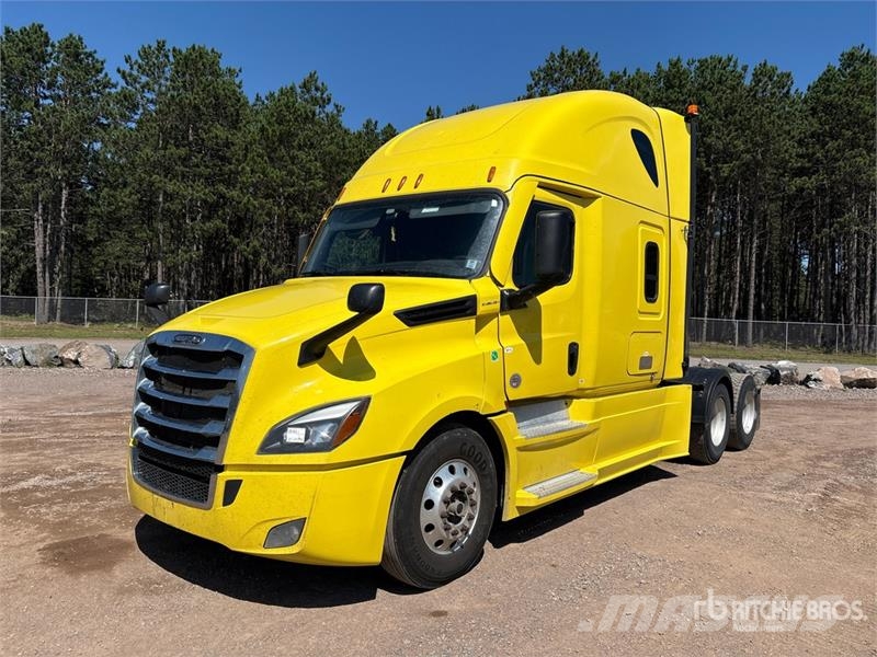 Freightliner Cascadia 126 6x4 T/A Sleeper Truck Tractor Vetopöytäautot