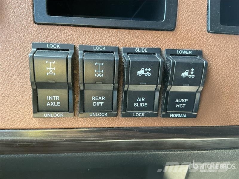 Freightliner Cascadia 126 6x4 T/A Sleeper Truck Tractor Trekkers