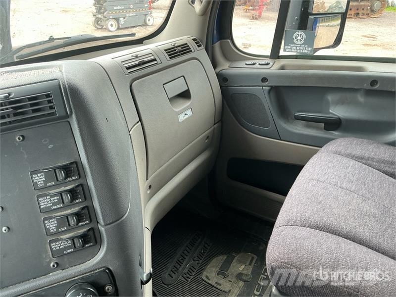 Freightliner Cascadia 125 6x4 T/A Sleeper Truck Tractor Trekkers