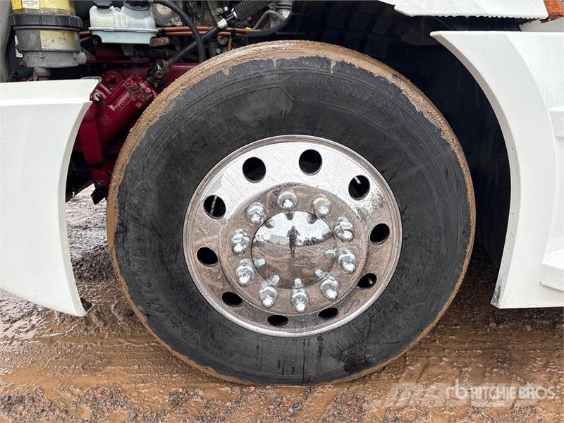 Freightliner Cascadia 126 6x4 T/A Sleeper Truck Tractor Ťahače