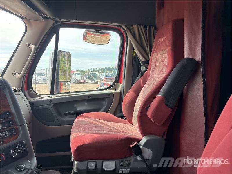 Freightliner Cascadia 125 6x4 T/A Sleeper Truck Tractor Vlačilci