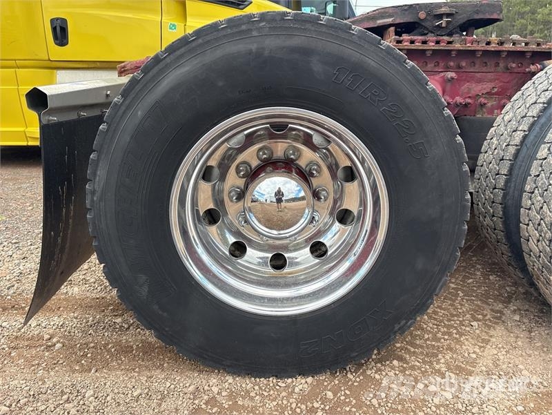 Freightliner Cascadia 126 6x4 T/A Sleeper Truck Tractor Camiones tractor