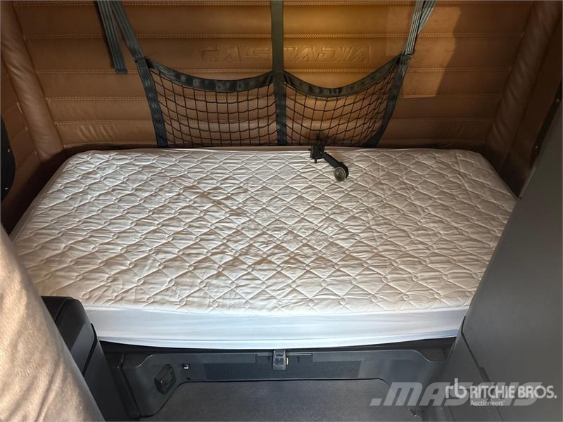 Freightliner Cascadia 126 6x4 T/A Sleeper Truck Tractor Vetopöytäautot