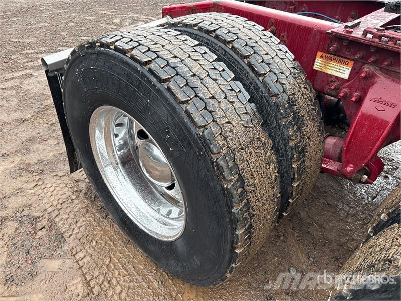 Freightliner Cascadia 126 6x4 T/A Sleeper Truck Tractor Ťahače