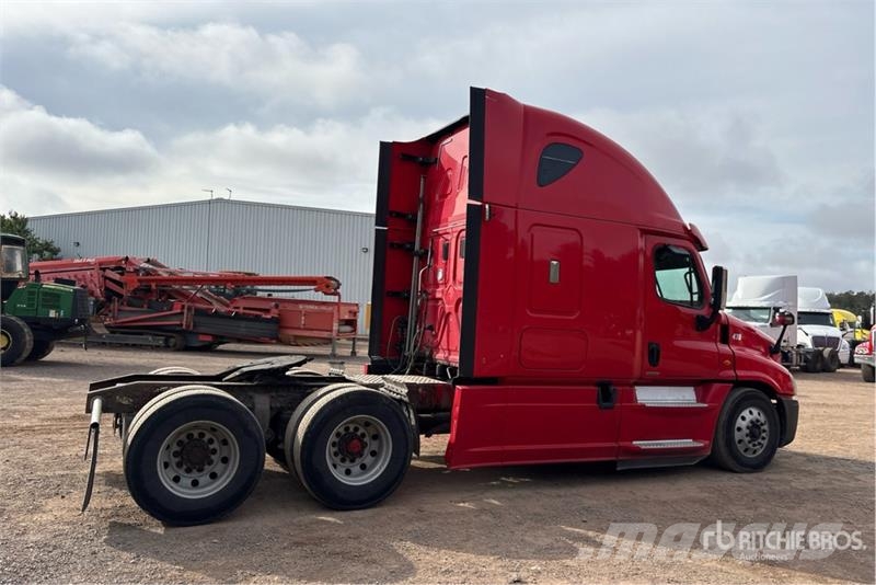 Freightliner Cascadia 125 6x4 T/A Sleeper Truck Tractor Vilcēji