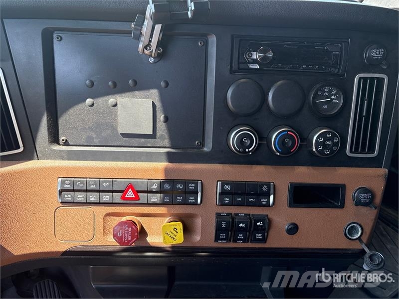 Freightliner Cascadia 126 6x4 T/A Sleeper Truck Tractor Vetopöytäautot
