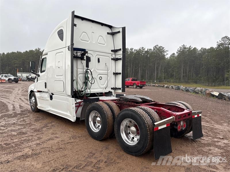 Freightliner Cascadia 126 6x4 T/A Sleeper Truck Tractor Ťahače