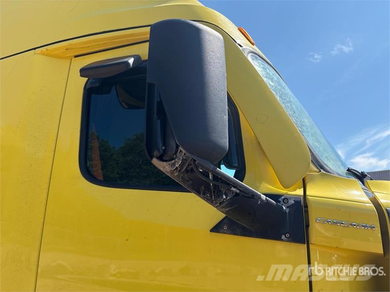 Freightliner Cascadia 126 6x4 T/A Sleeper Truck Tractor Vetopöytäautot