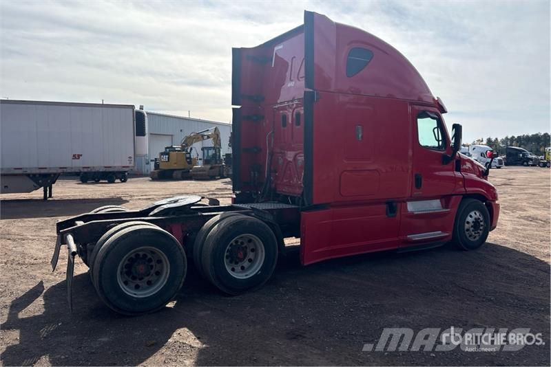 Freightliner Cascadia 125 6x4 T/A Sleeper Truck Tractor Trekkers