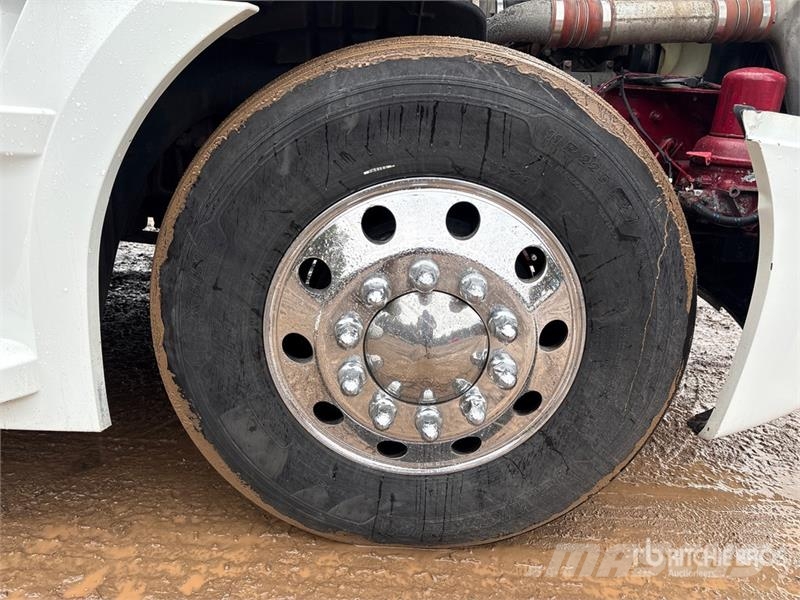 Freightliner Cascadia 126 6x4 T/A Sleeper Truck Tractor Ťahače