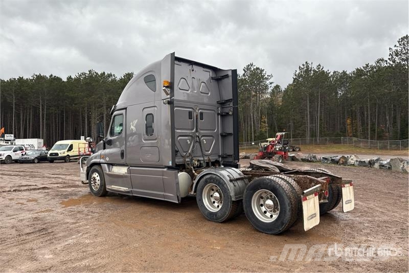 Freightliner Cascadia 125 6x4 T/A Sleeper Truck Tractor Nyergesvontatók