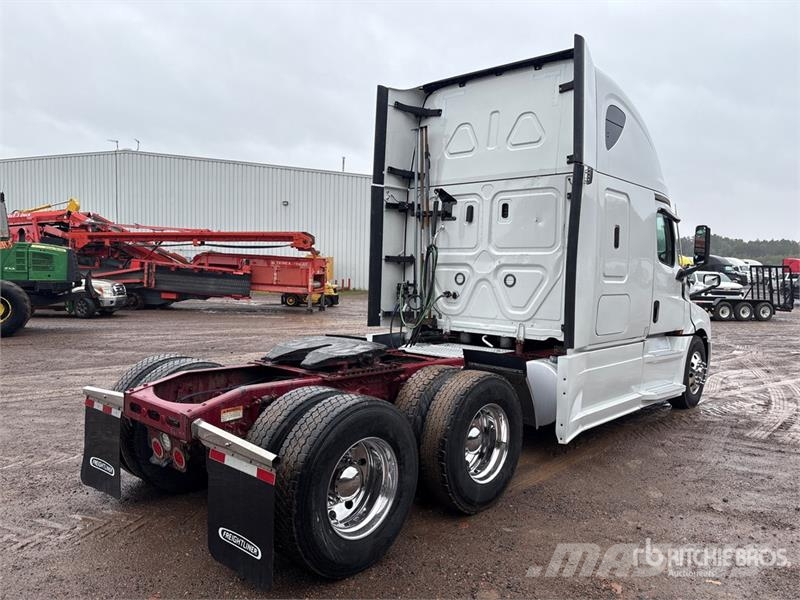 Freightliner Cascadia 126 6x4 T/A Sleeper Truck Tractor Влекачи