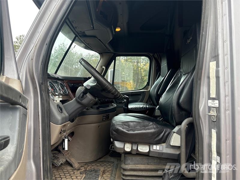Freightliner Cascadia 125 6x4 T/A Sleeper Truck Tractor Nyergesvontatók