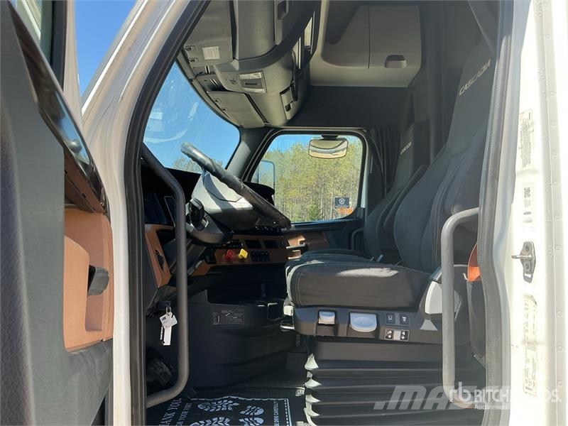 Freightliner Cascadia 126 6x4 T/A Sleeper Truck Tractor Trekkers