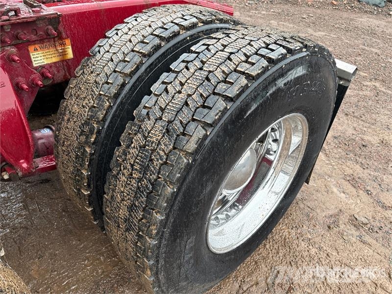 Freightliner Cascadia 126 6x4 T/A Sleeper Truck Tractor Ťahače