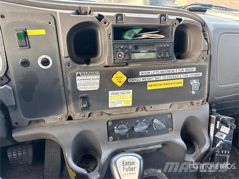 Freightliner lb Straight Boom on Freightliner M2 106 4x2 Boom Kamioni sa kranom