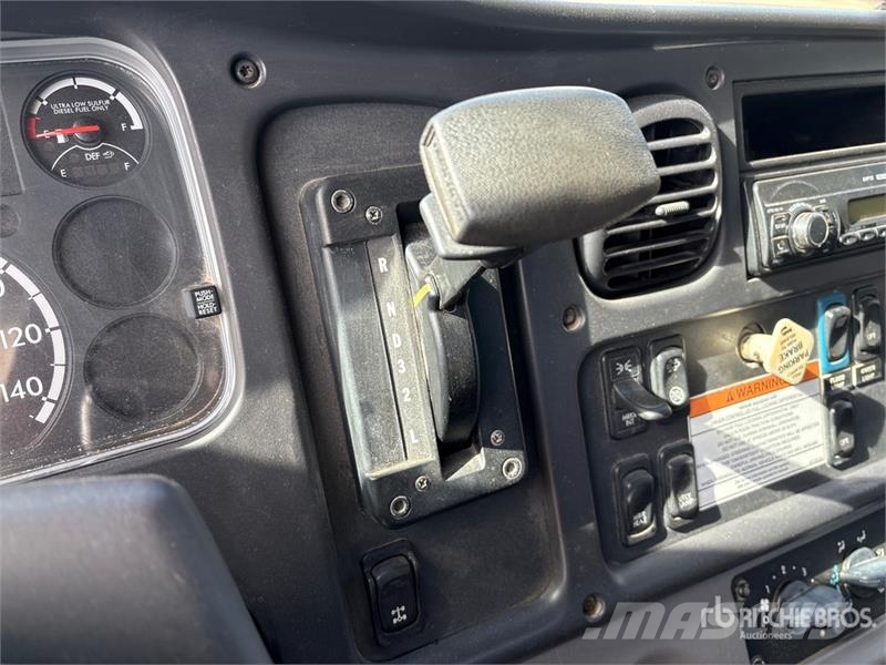 Freightliner M2 106 Camiones polibrazo