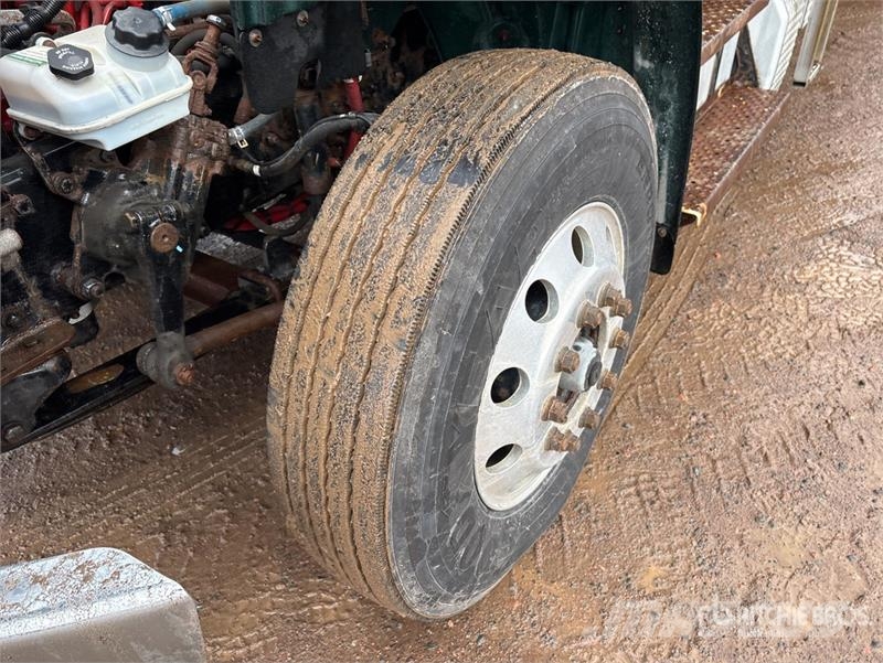 Freightliner M2 106 Pritschenwagen/Pritschenwagen mit Seitenklappe
