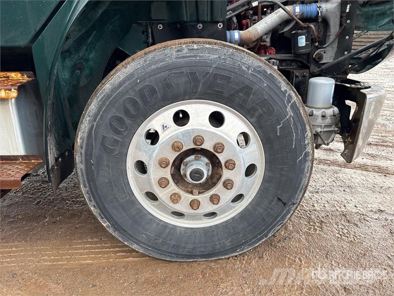 Freightliner M2 106 Pritschenwagen/Pritschenwagen mit Seitenklappe