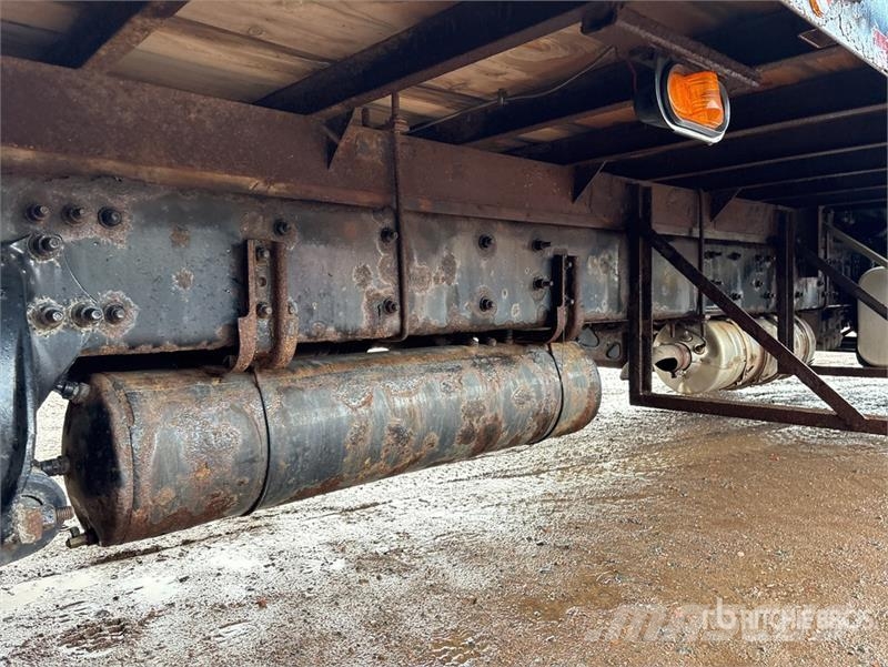 Freightliner M2 106 Pritschenwagen/Pritschenwagen mit Seitenklappe