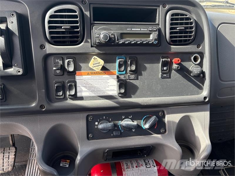 Freightliner M2 106 Camiones polibrazo