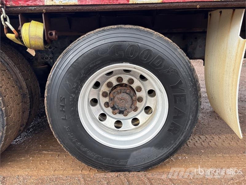 Freightliner M2 106 Pritschenwagen/Pritschenwagen mit Seitenklappe