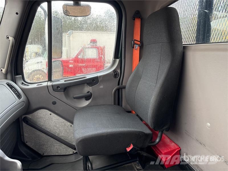 Freightliner M2 106 Pritschenwagen/Pritschenwagen mit Seitenklappe