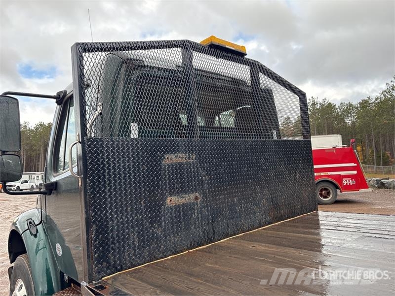 Freightliner M2 106 Pritschenwagen/Pritschenwagen mit Seitenklappe