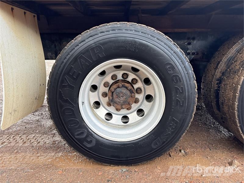 Freightliner M2 106 Pritschenwagen/Pritschenwagen mit Seitenklappe