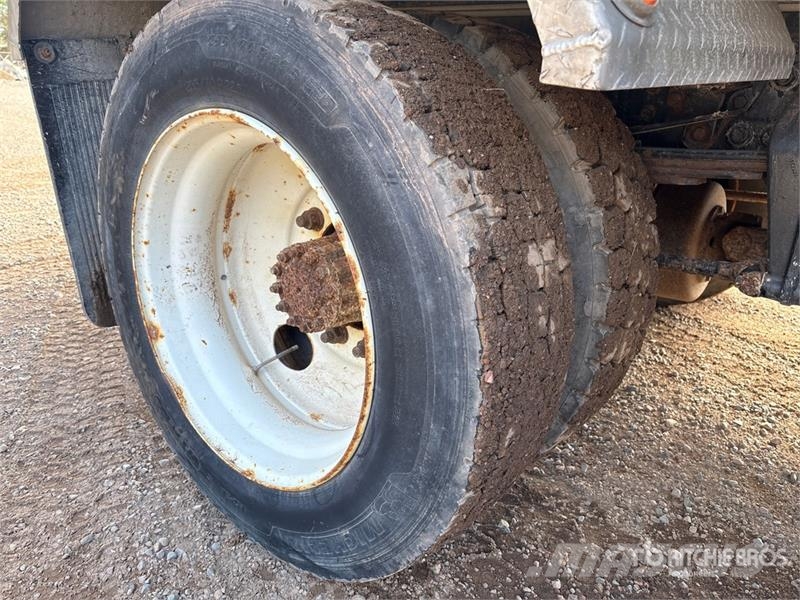 Freightliner M2 106 Camiones polibrazo