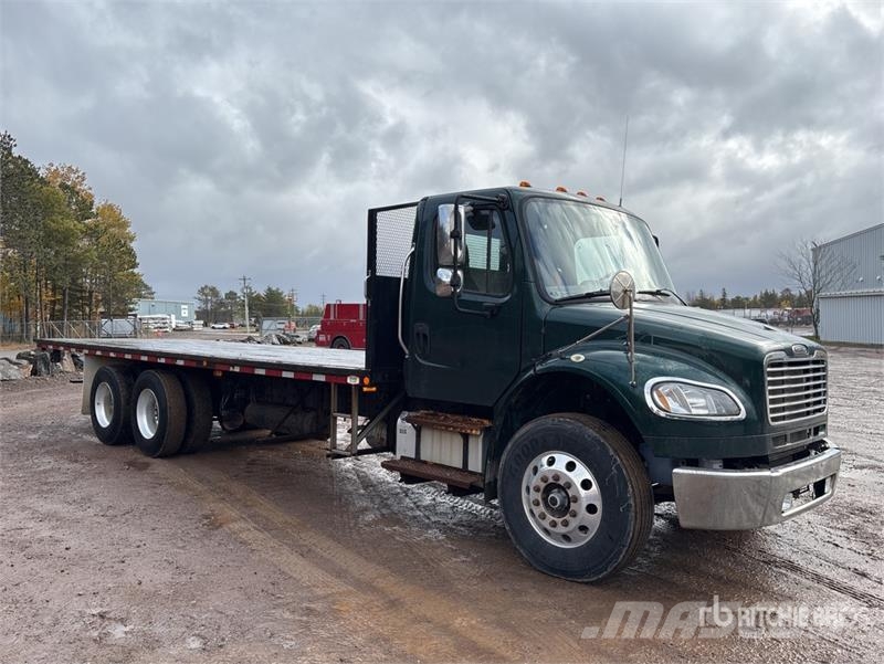 Freightliner M2 106 Pritschenwagen/Pritschenwagen mit Seitenklappe