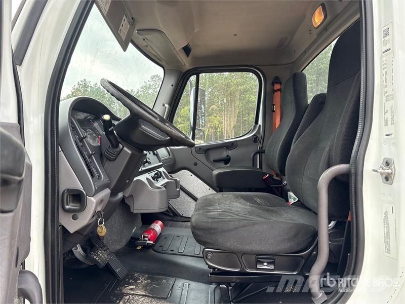 Freightliner M2 106 Kabíny a interiér
