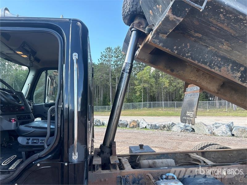 Freightliner M2 106 Savivarčių priekabų vilkikai