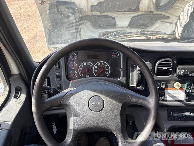 Freightliner M2 106 Camiones polibrazo