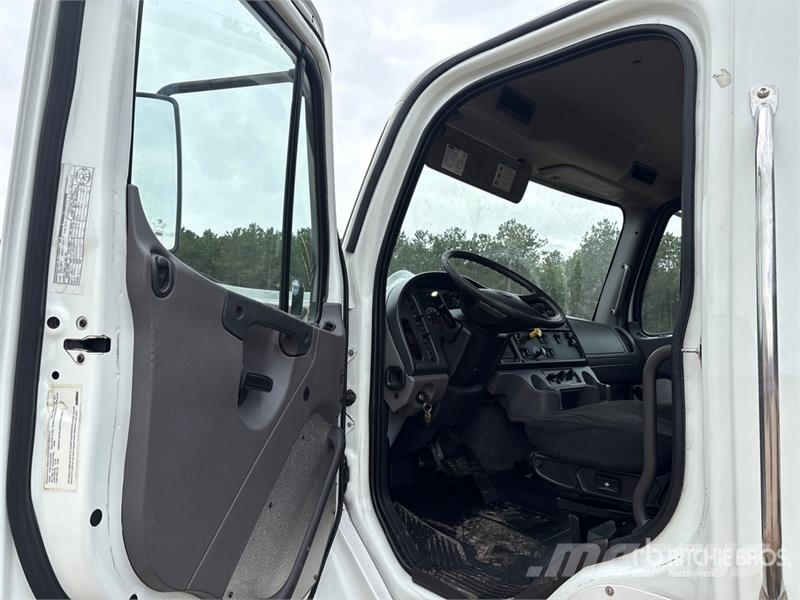 Freightliner M2 106 Kabíny a interiér
