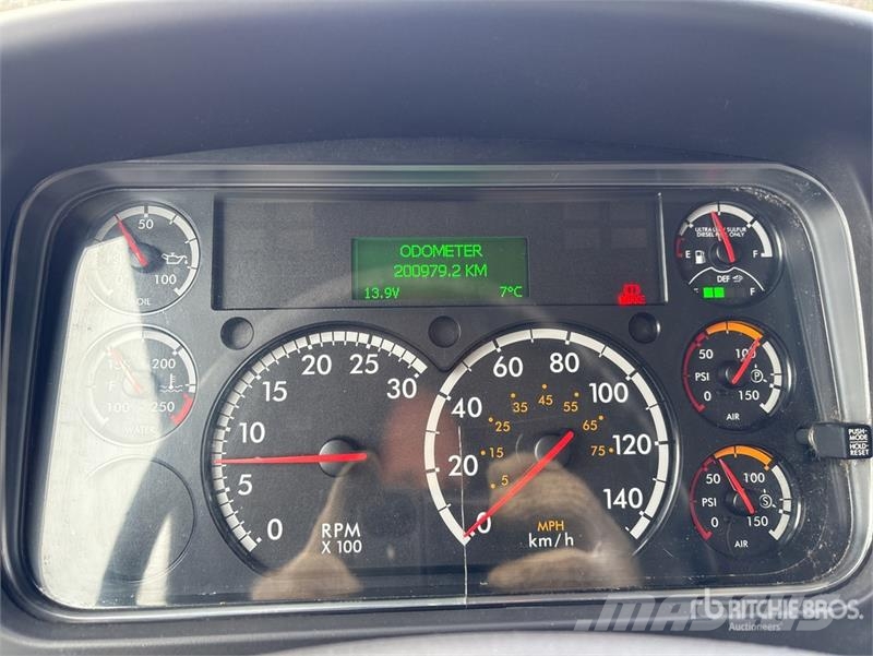 Freightliner M2 106 Pritschenwagen/Pritschenwagen mit Seitenklappe
