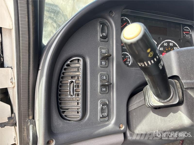 Freightliner M2 106 Camiones polibrazo