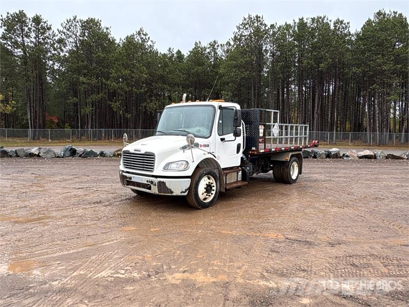 Freightliner M2 106 Hákový nosič kontejnerů
