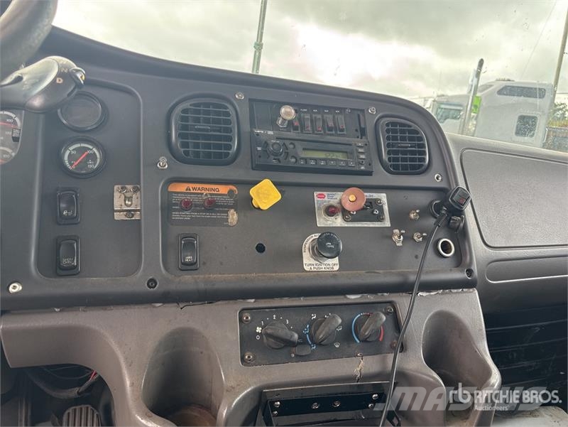 Freightliner M2 106 4x2 Rollback Truck Hinausautot
