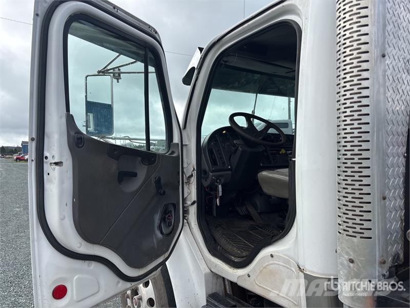 Freightliner M2 106 4x2 Rollback Truck Hinausautot