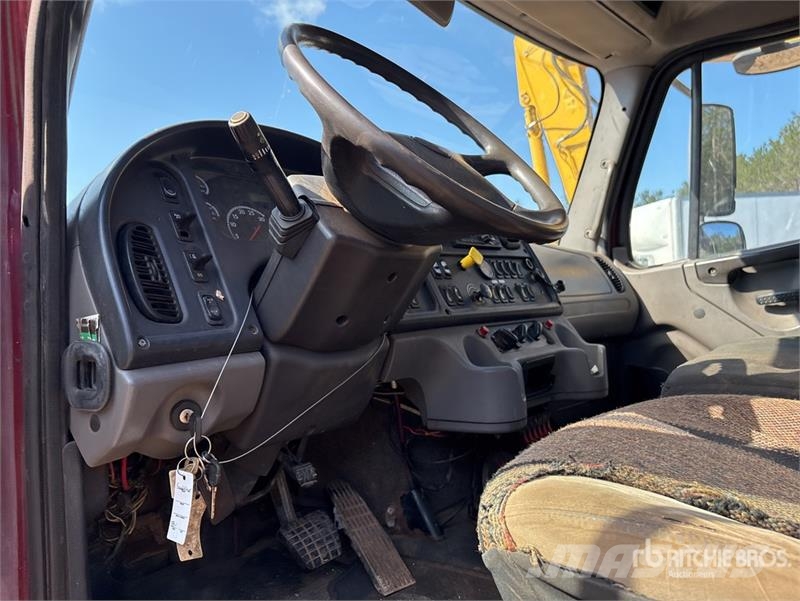 Freightliner M2106 4x2 Rollback Truck Hinausautot
