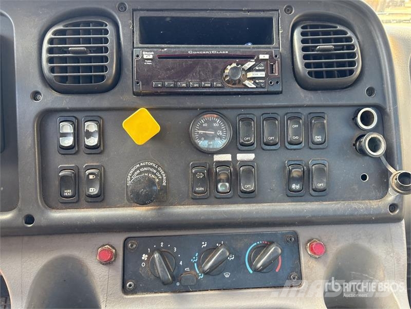 Freightliner M2106 4x2 Rollback Truck Hinausautot