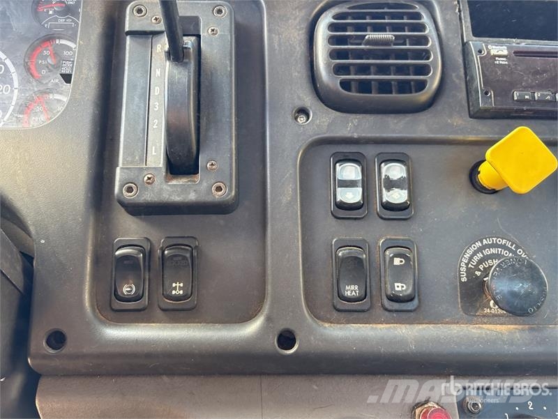 Freightliner M2106 4x2 Rollback Truck Hinausautot