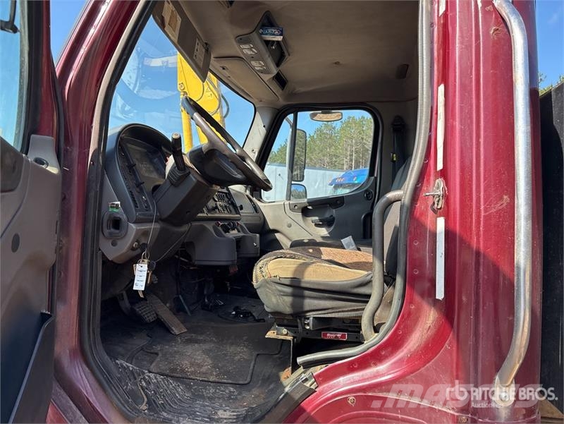 Freightliner M2106 4x2 Rollback Truck Hinausautot