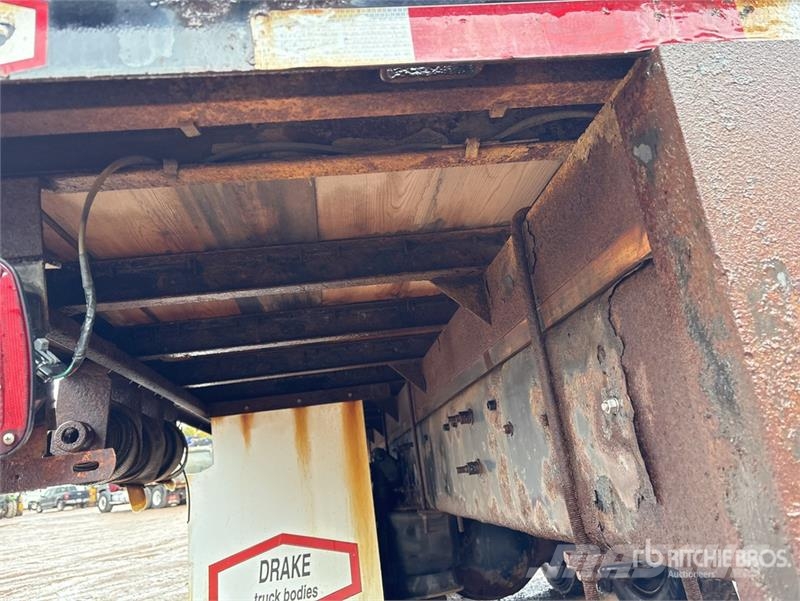 Freightliner M2106 6x4 Flatbed Truck Platformos/ Pakrovimas iš šono