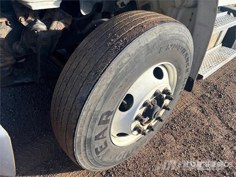 Freightliner M2106 6x4 Van Truck Bakwagens met gesloten opbouw