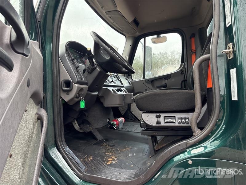 Freightliner M2106 6x4 Flatbed Truck Platformos/ Pakrovimas iš šono